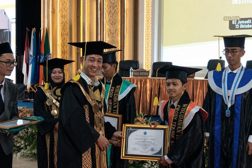 Hadapi Era AI, Lulusan ITAMA Diingatkan Jaga Jati Diri Santri