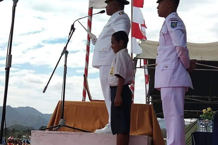 Bocah Panjat Tiang Bendera Dapat Beasiswa Berangkat ke Jakarta