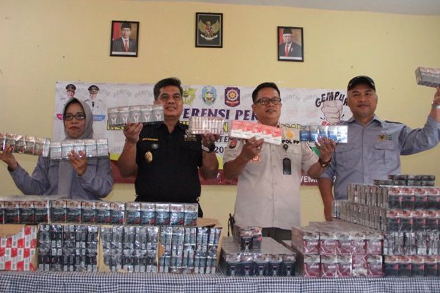 <strong>Bea Cukai dan Satpol PP Situbondo Amankan 1 Juta Batang Rokok Ilegal Senilai Rp 1, 3 Miliar</strong>