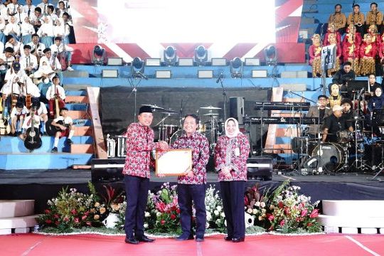 Berhasil Tekan Angka Stunting, Bupati Sampang Terima Penghargaan dari BKKBN 