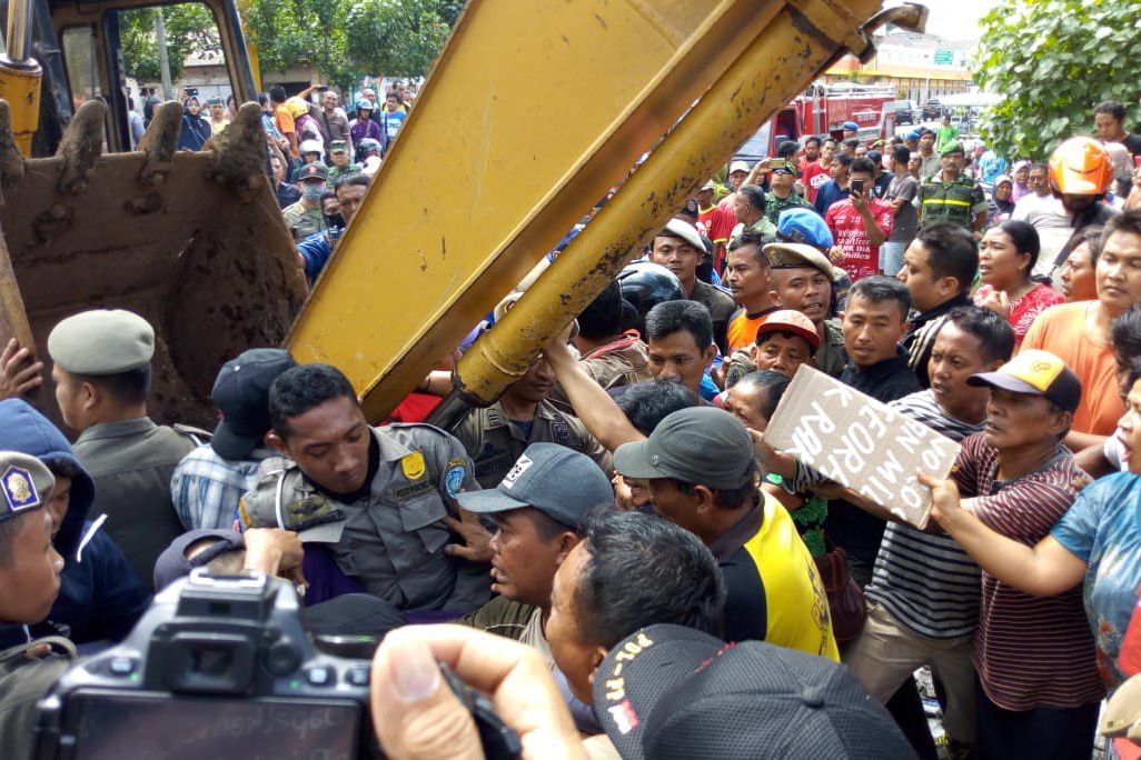 Adu Dorong Warnai Penggusuran Pedagang