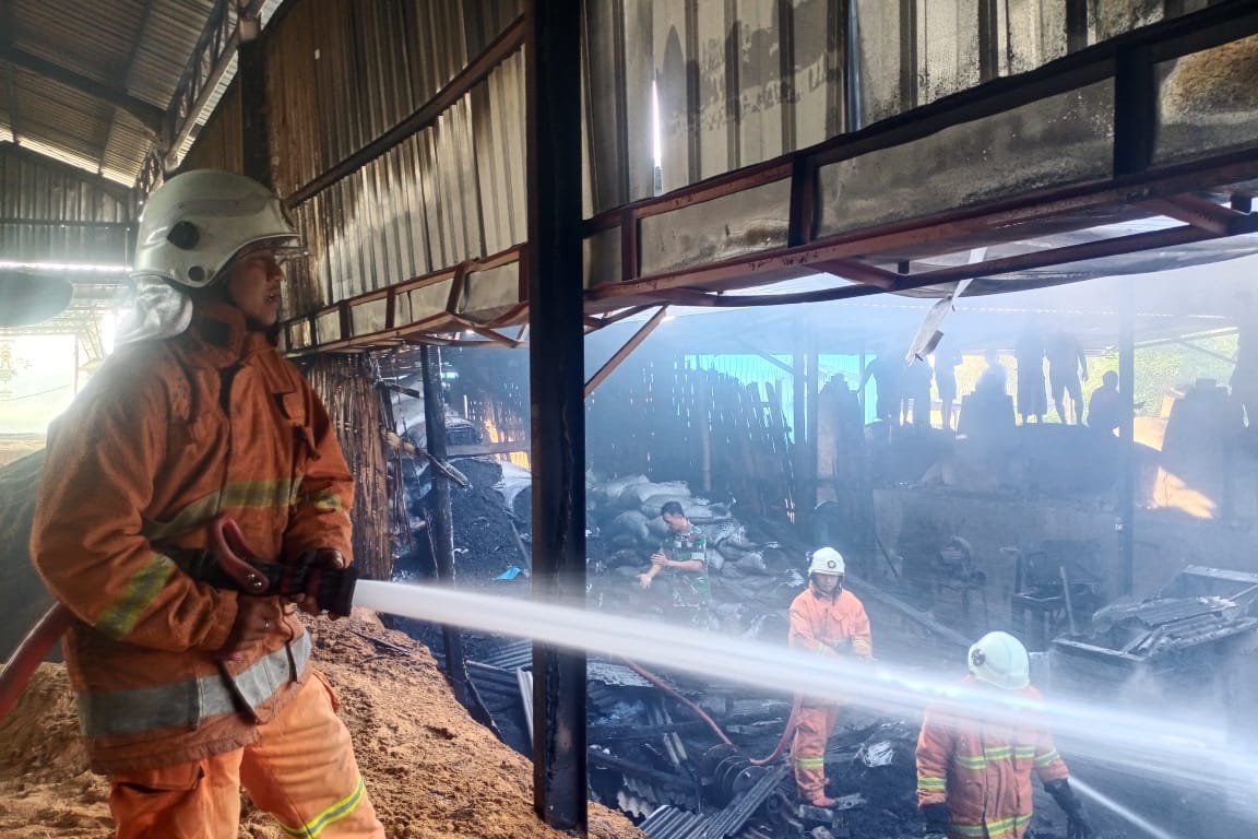 Pabrik Produksi Arang di Dawarblandong Mojokerto Terbakar