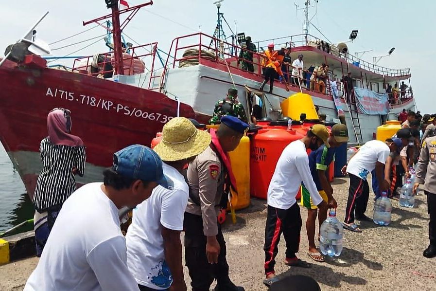 Warga Gili Ketapang Probolinggo Masih Kesulitan Air Bersih, Belasan Ton Air Kembali Disalurkan