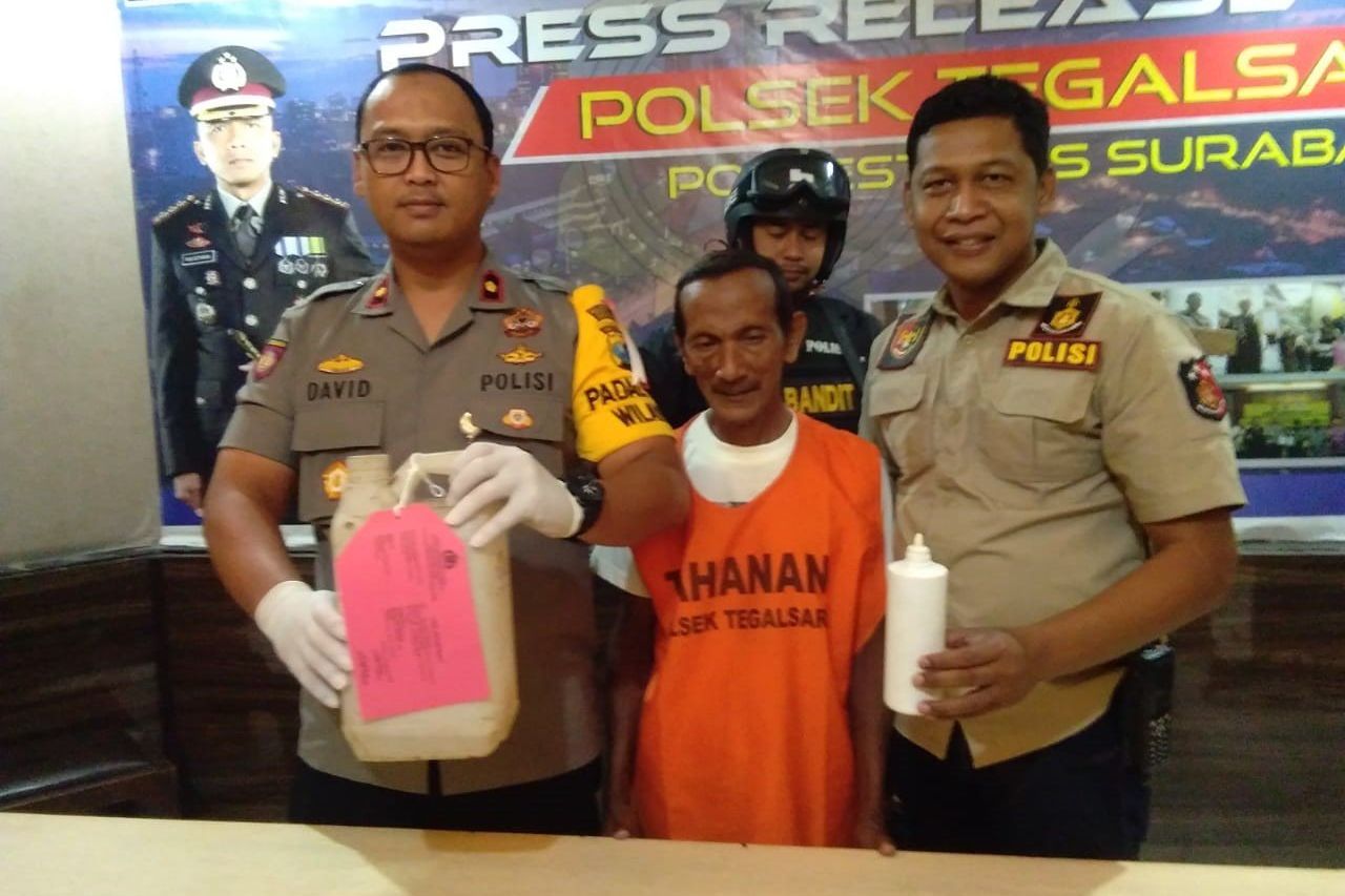 Gara-gara Kucing, Pria Ini Siram Tetangganya dengan Air Keras