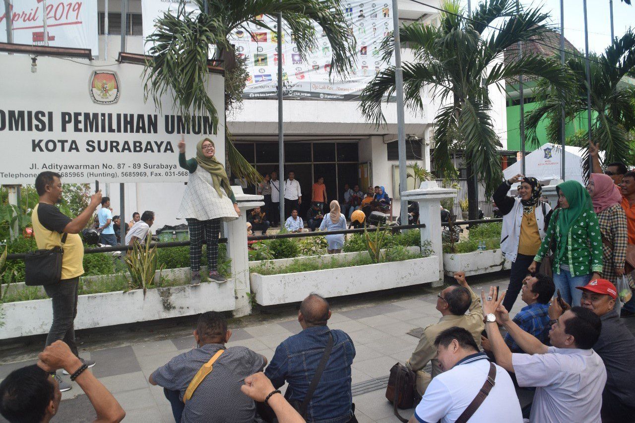 KPU Kota Surabaya Didesak Penghitungan Ulang di Seluruh TPS
