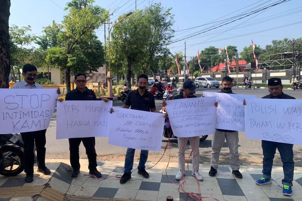Story WhatsApp Perwira Polisi Dipersoalkan, Jurnalis Tuban Gelar Aksi

 
