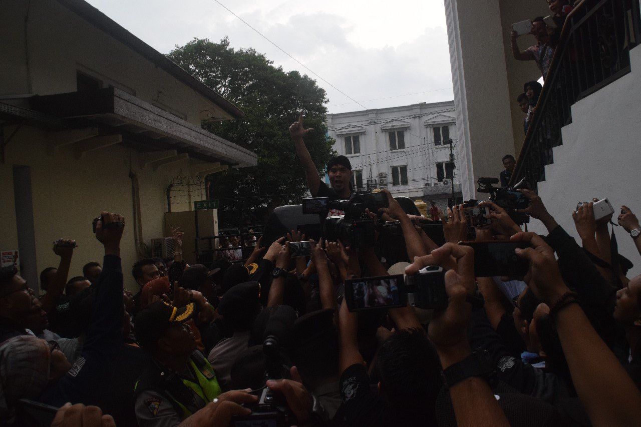 Aksi Berontak Ahmad Dhani Melawan Kekangan Jaksa Pengawal