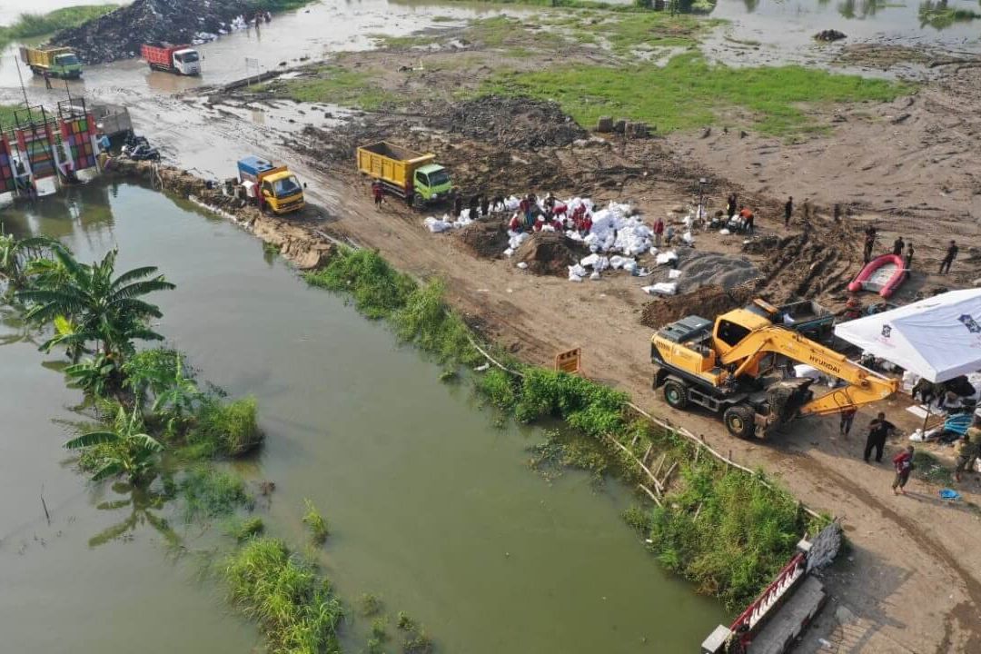 Pemkot Surabaya Kerahkan Belasan Alat Berat Tangani Banjir Sumberejo