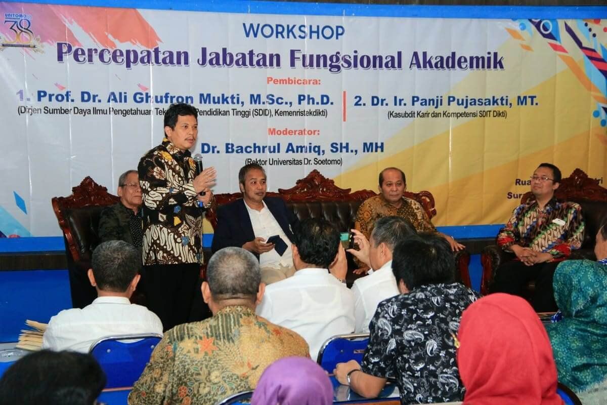 'Merenunglah, Kami Bayar', Kiat Membuat Dosen Produktif Berkarya