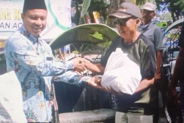 Hari Amal Bakti ke-77, Kemenag Lamongan Bagikan 50 Paket Sembako