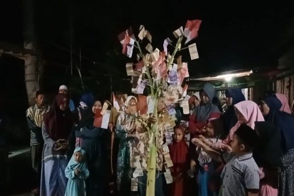 Warga Probolinggo Meriahkan Maulid Nabi dengan "Ancak Uang"