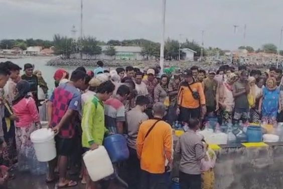 Polresta Probolinggo dan BPBD Bantu Air Bersih Warga Gili Ketapang