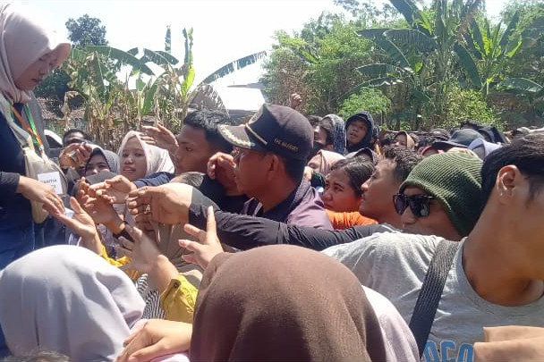 Ribuan Warga Serbu Penjualan Sepatu dan Sandal Murah di Mojokerto