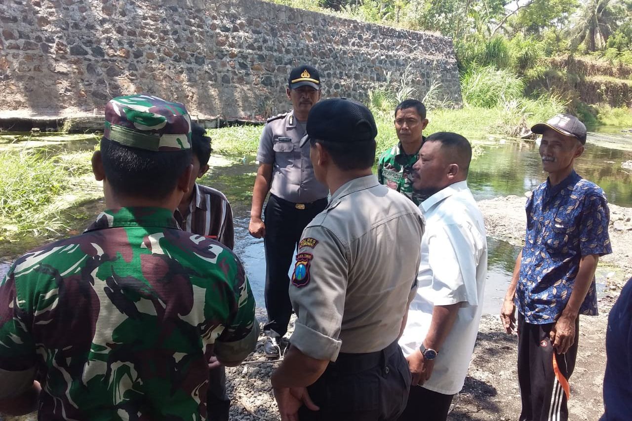 Polisi dan TNI Cegah Konflik Penambang Pasir dengan Warga Situbondo