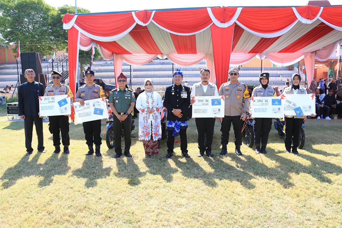 Pemkot Probolinggo Serahkan 100 Unit Motor untuk Operasional Polisi RW