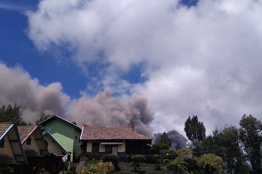 Abu Vulkanik Gunung Bromo Guyur Sembilan Desa Suku Tengger