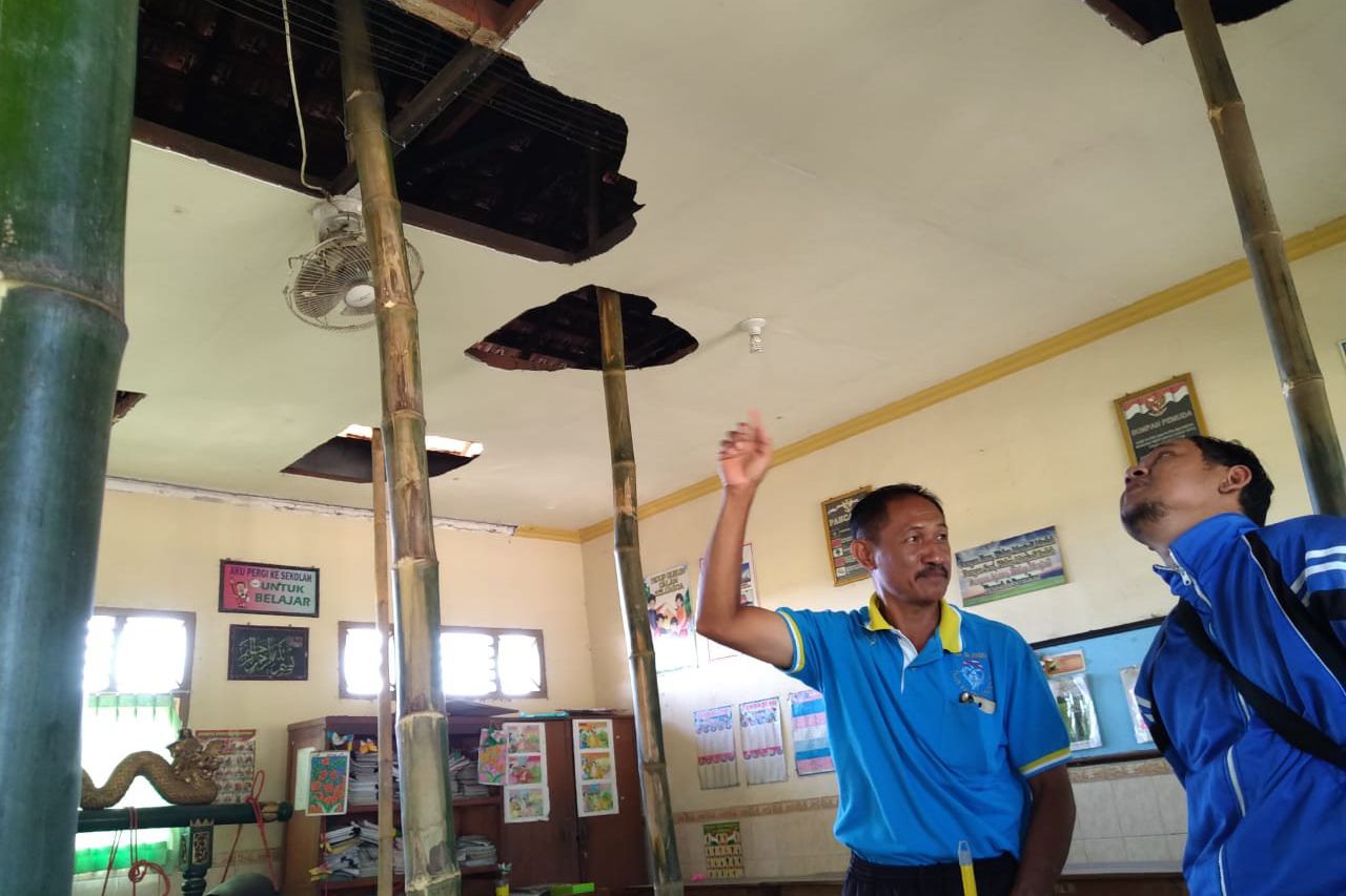 Atap SDN Balong 3 Ponorogo Disangga Tiang Bambu