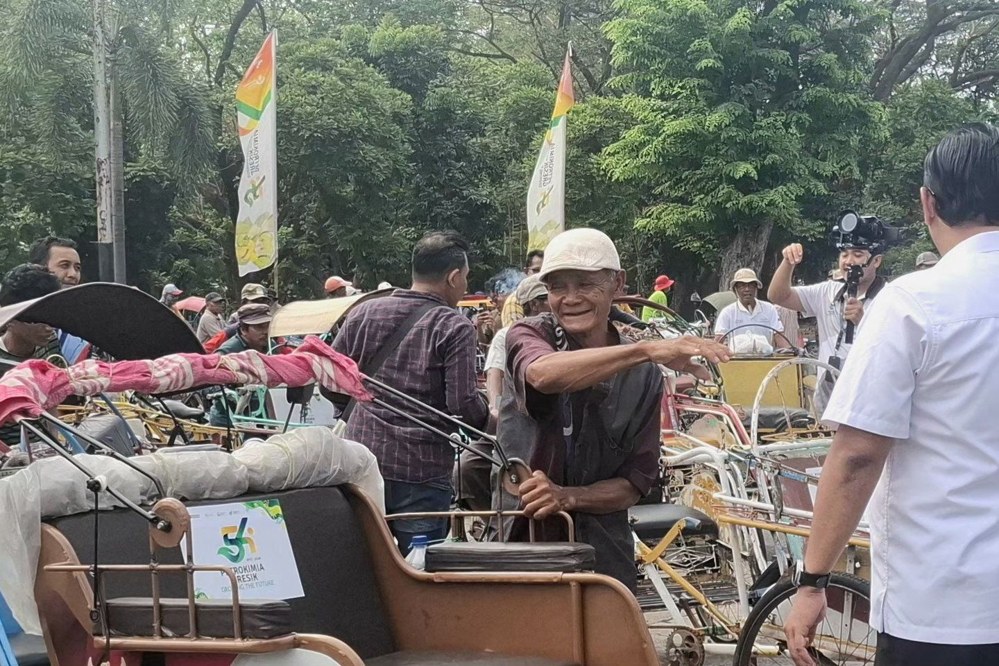Di Balik Kayuhan Tua, Senyum Para Pejuang Jalanan Kembali Mengembang