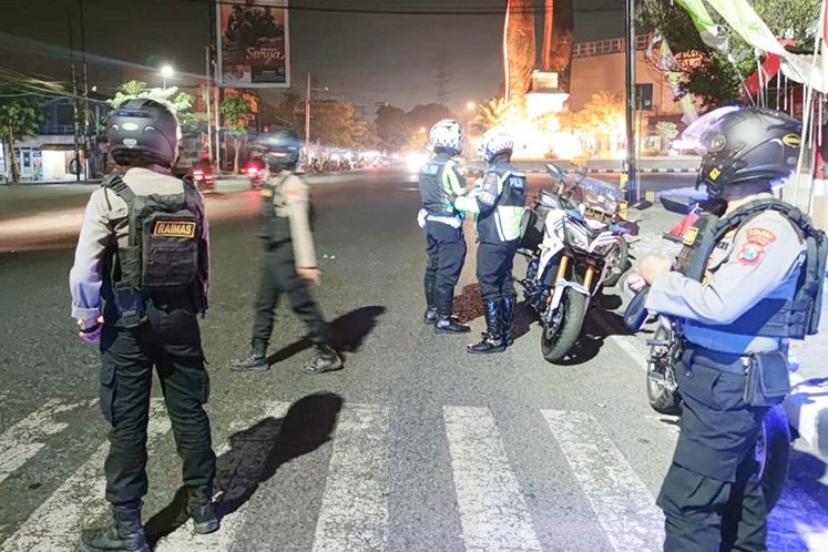 Polres Gresik Patroli Skala Besar, Antisipasi Tindak Kriminal dan Balap Liar