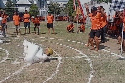 Serunya Balap Karung WBP Lapas Pemuda Madiun Sambut HUT RI