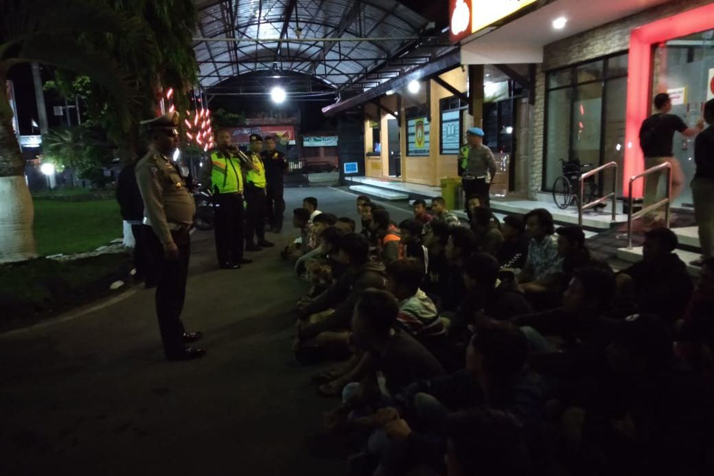 Pebalap Liar Dihukum Dorong Motor Sejauh 2 Kilometer