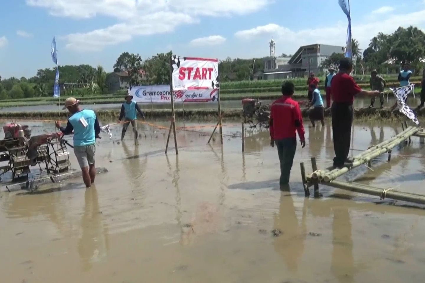 Peringati HUT RI, Petani Blitar Ikuti Lomba Balap Traktor di Sawah