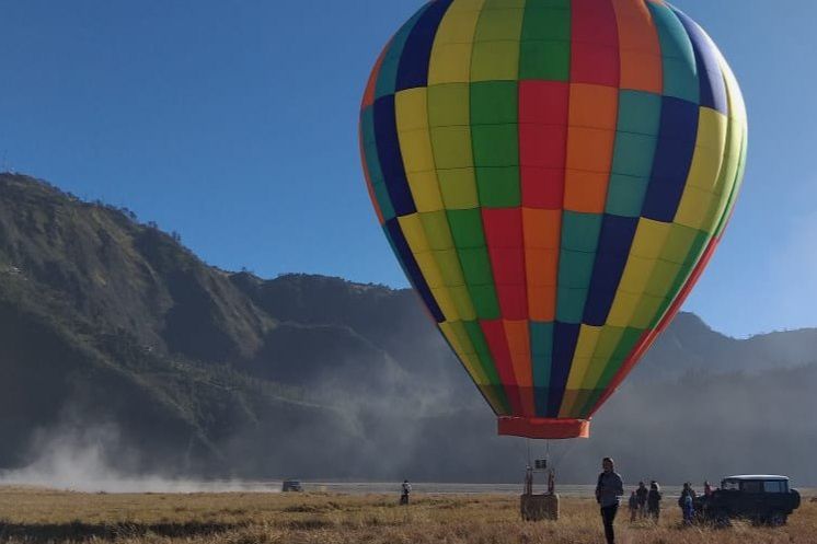 Serunya Naik Balon Udara di Atas Gunung Bromo