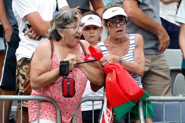 Emak-emak Berebut Bandana Sabalenka