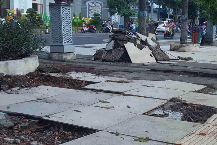 Banyak Alami Kerusakan, Alun - alun Lamongan Mulai Diperbaiki