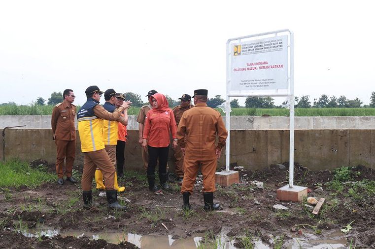 Tangani Banjir Desa Tempuran, Pemkab Mojokerto Terjunkan Alat Berat Untuk Bersihkan Tumbuhan Liar