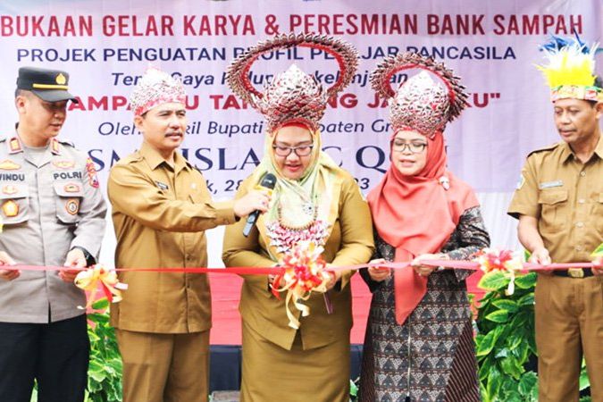 Wujudkan <em>Zero Waste</em>, SMP Islamic Qon Gelar Karya dan Resmikan Bank Sampah