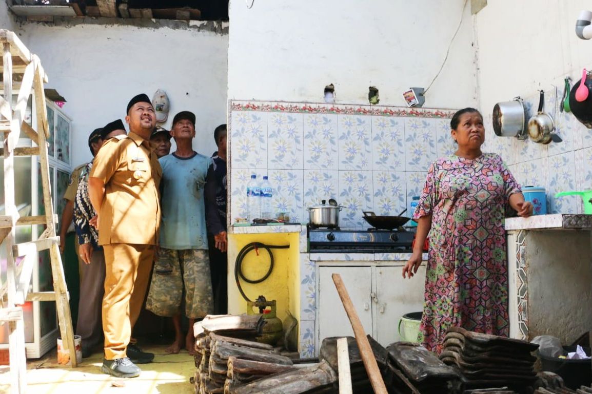 Bupati Gresik Beri Bantuan Ratusan Rumah Rusak Dihantam Puting Beliung