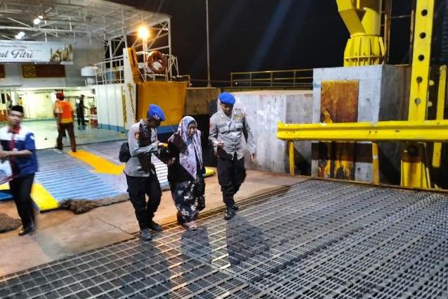 Arus Balik Lebaran, Polisi Bantu Warga Lansia Turun dari Kapal Laut