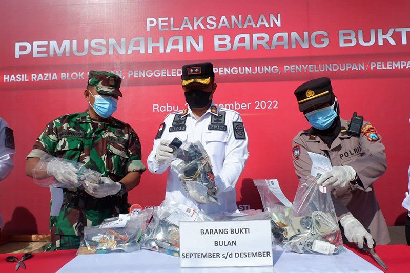 Lapas Mojokerto Bakar Temuan Sajam dan Gawai dari Dalam Sel