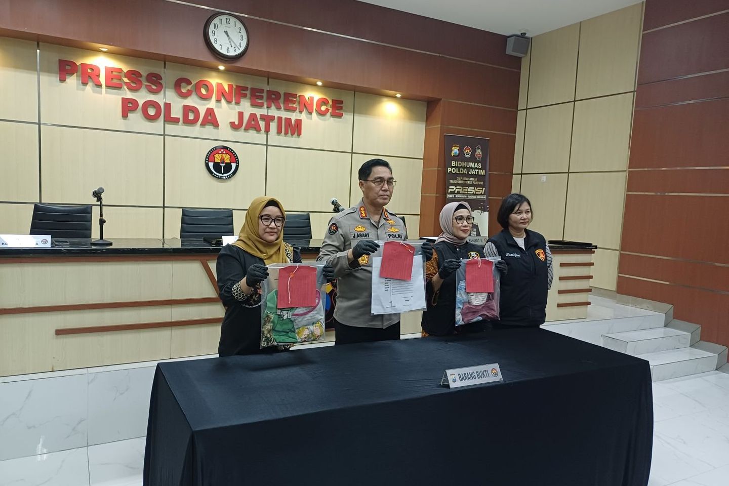 Ayah Tiri di Surabaya Tega Perkosa Dua Anak Kembar hingga Salah Satu Korban Hamil
 