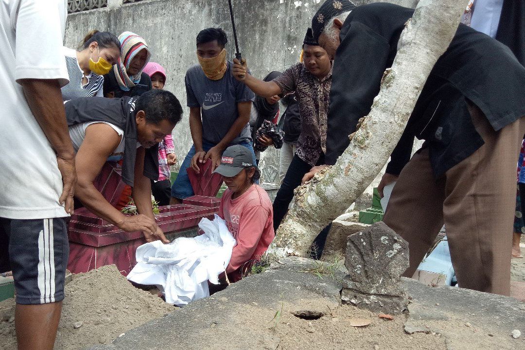 Isak Tangis Warnai Prosesi Pemakaman Bayi Korban Dugaan Pembunuhan