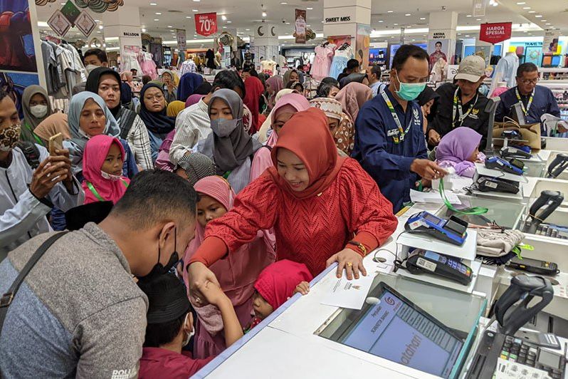 Jelang Hari Raya Idulfitri, Ning Ita Ajak Anak Yatim dan Dhuafa Belanja Baju Baru di Supermall