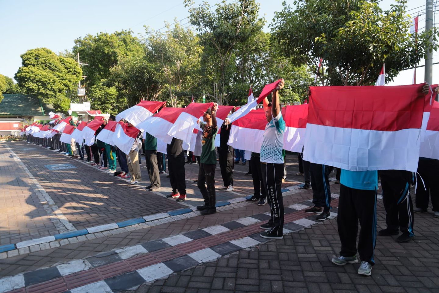 Pemkot Probolinggo Bagikan Ribuan Bendera Merah Putih Gratis di Bulan Kemerdekaan RI