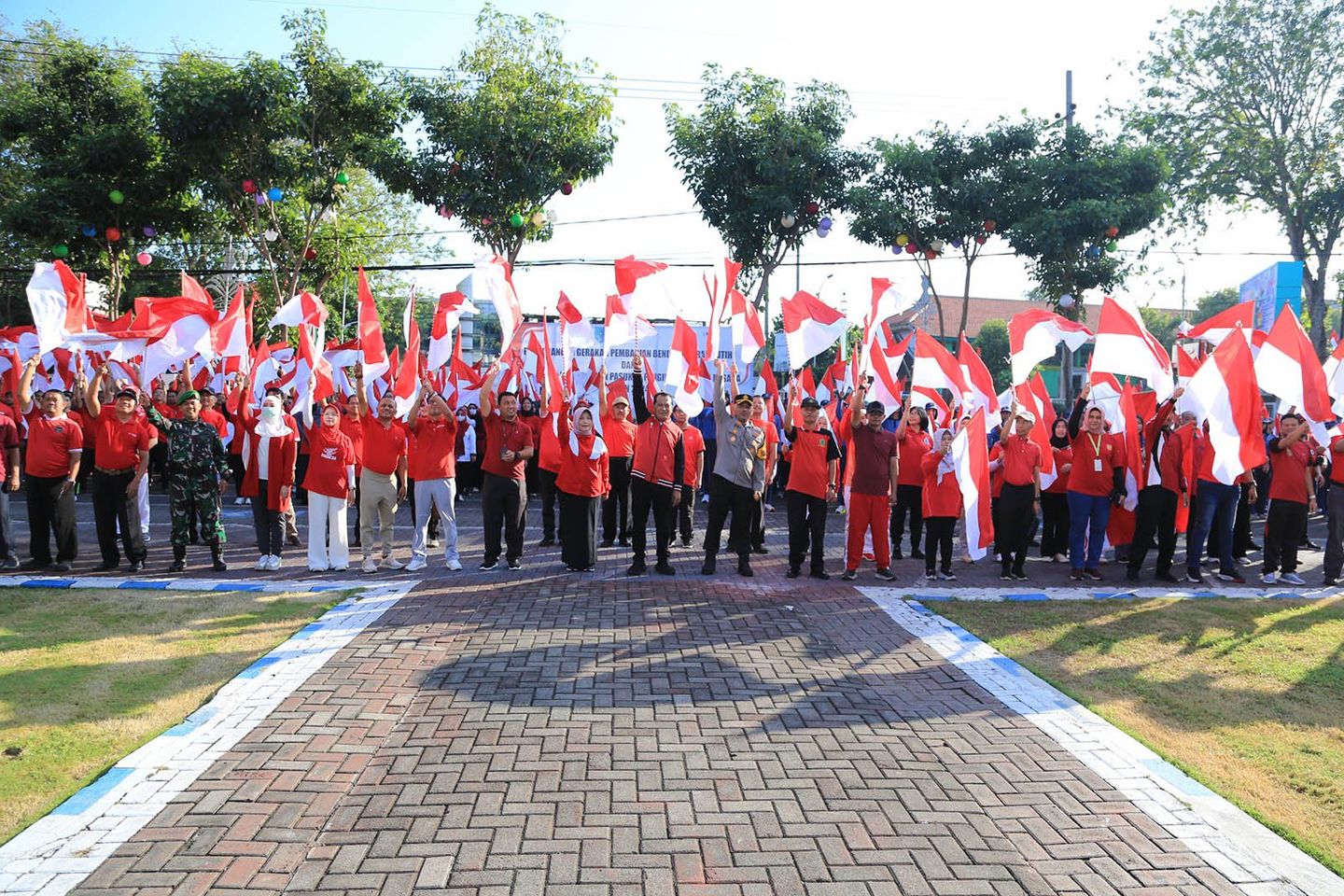Tingkatkan Nasionalisme, Pemkot Probolinggo Bagi-Bagi Bendera Merah Putih