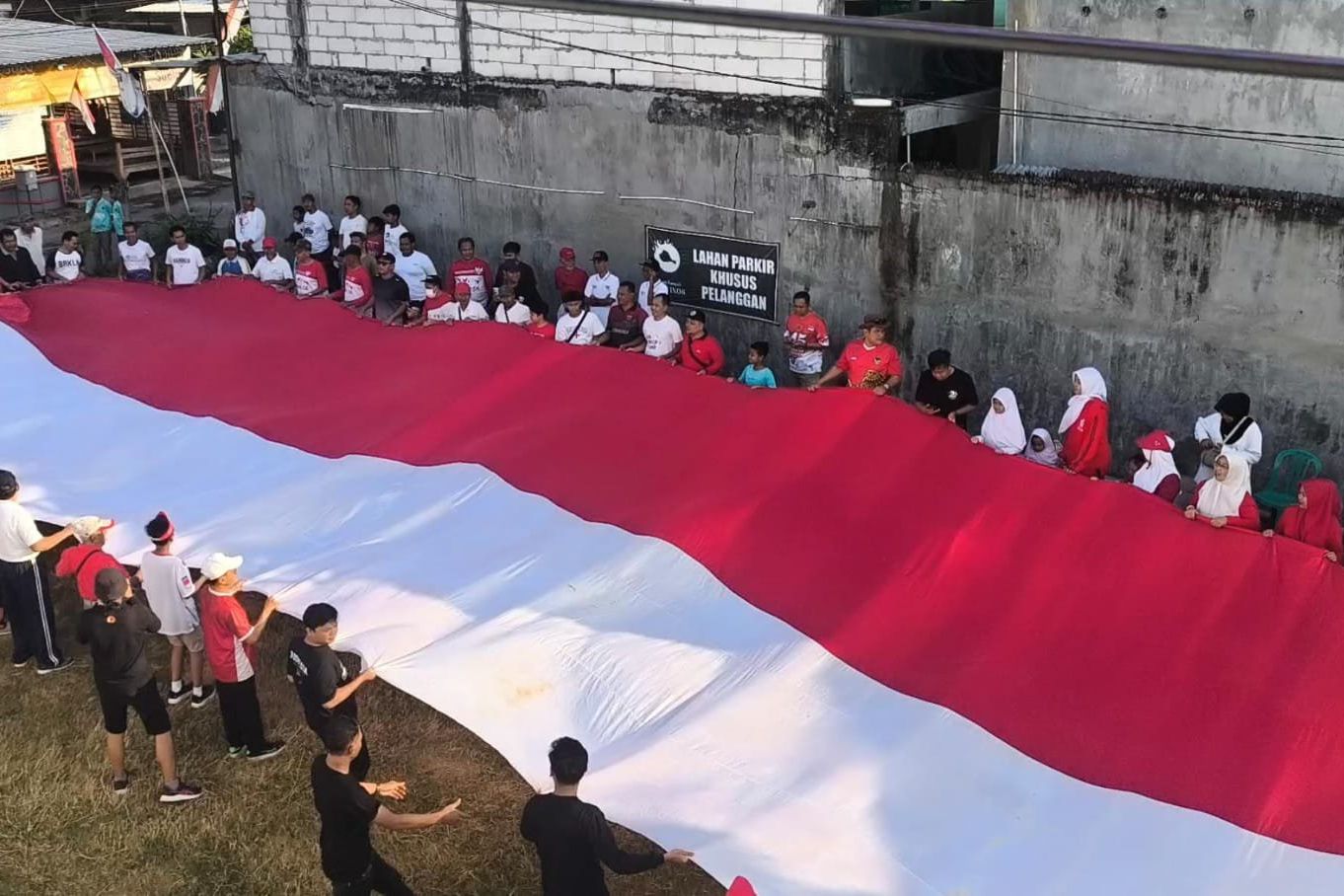Merah Putih Raksasa Kobarkan Semangat HUT RI Warga Probolinggo