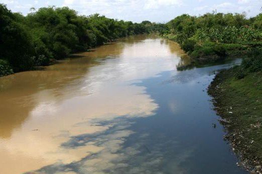 Air Bengawan Solo Berwarna Hitam dan Berbau