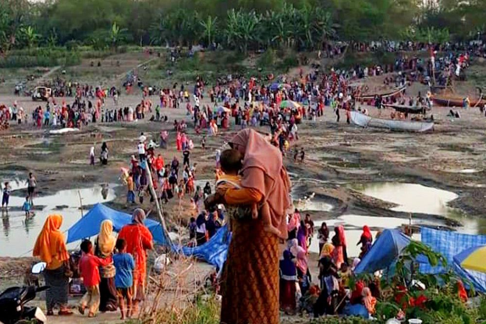 Warga Gresik Jalan Kaki di Aliran Bengawan Solo yang Kering