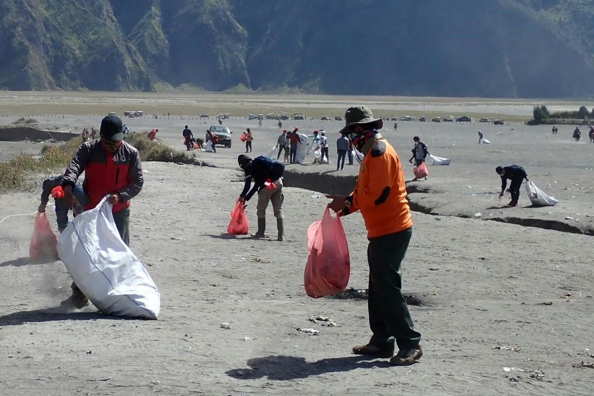 Empat Ton Sampah Diangkut Keluar Dari Bromo