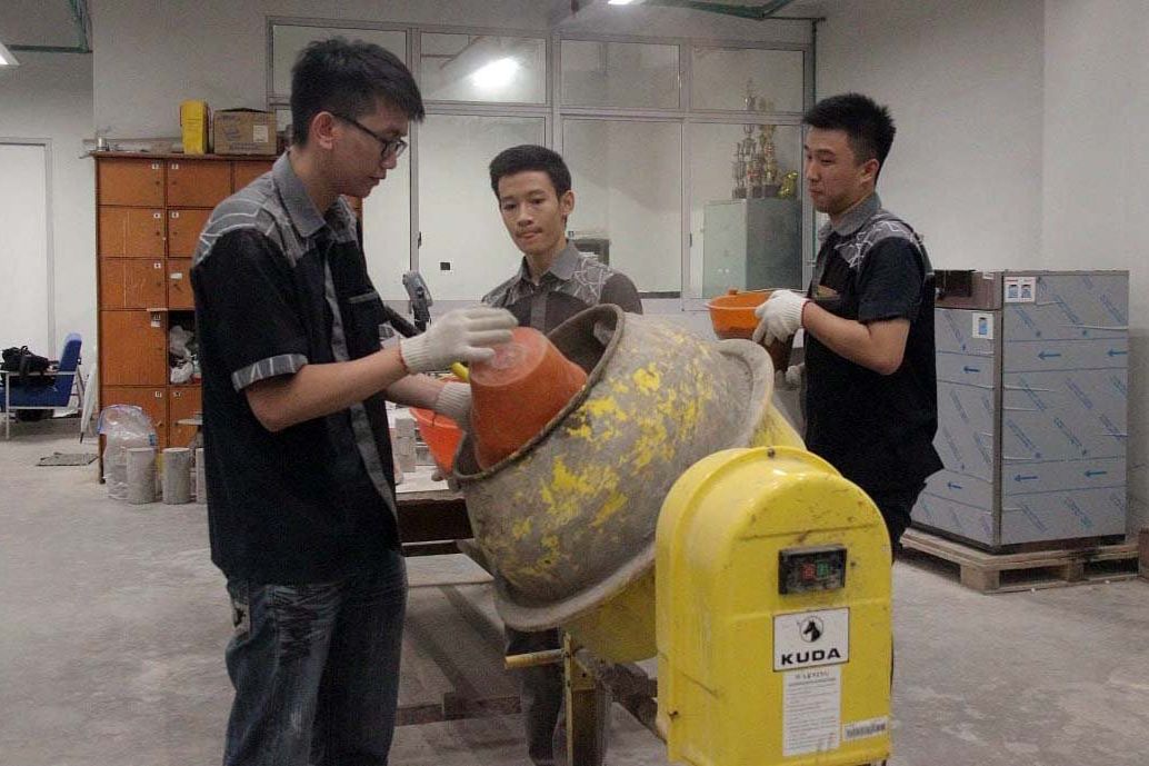 Mahasiswa UK Petra Bikin Beton dengan Minim Semen