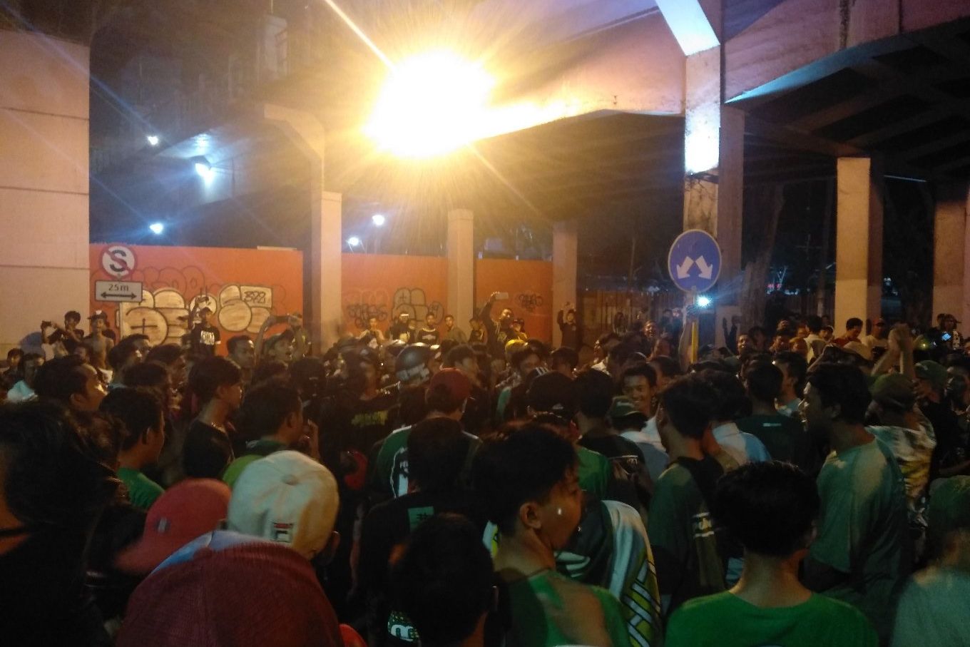Bonek Sambut Bobotoh di Stasiun Gubeng