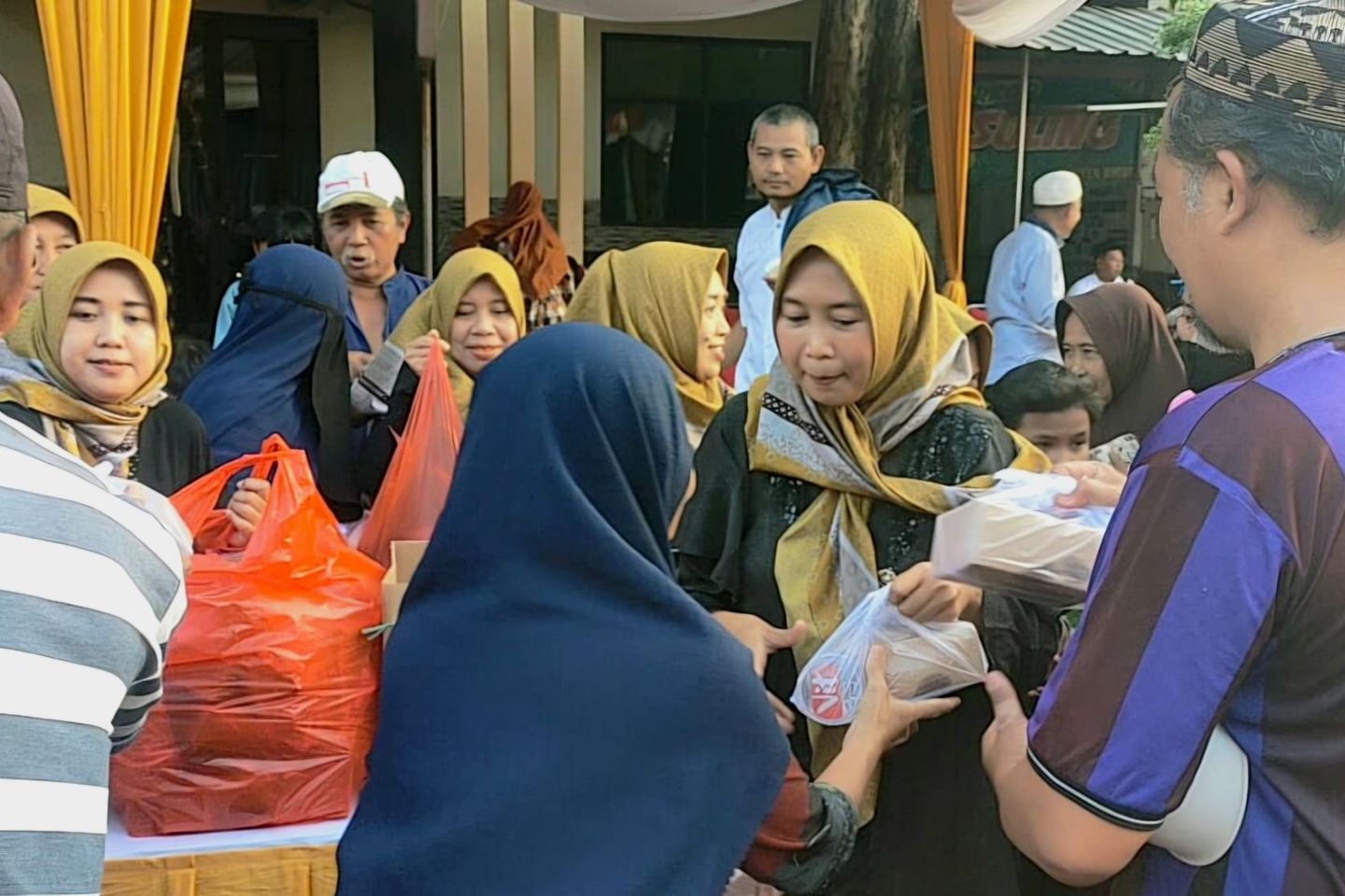 Istri Wartawan KWG Gresik Bagikan 400 Takjil, Habis dalam 10 Menit