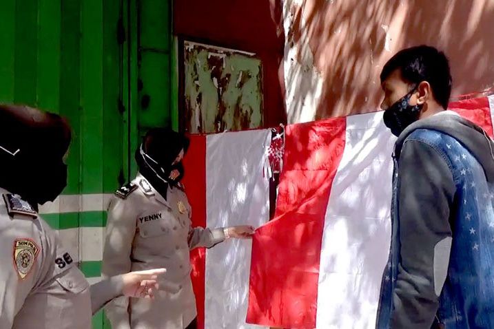 Kampanye Prokes, Polres Bondowoso Borong Bendera Merah Putih dan Dibagikan Gratis