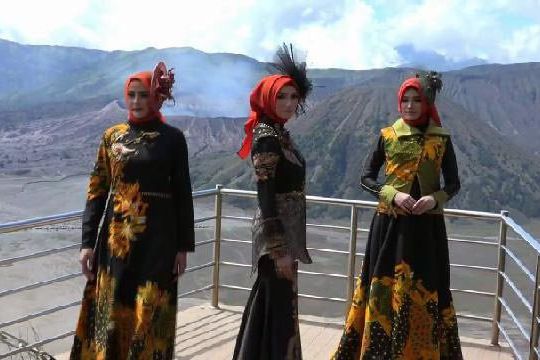Ketika Batik dan Alam Pegunungan Bromo Berpadu