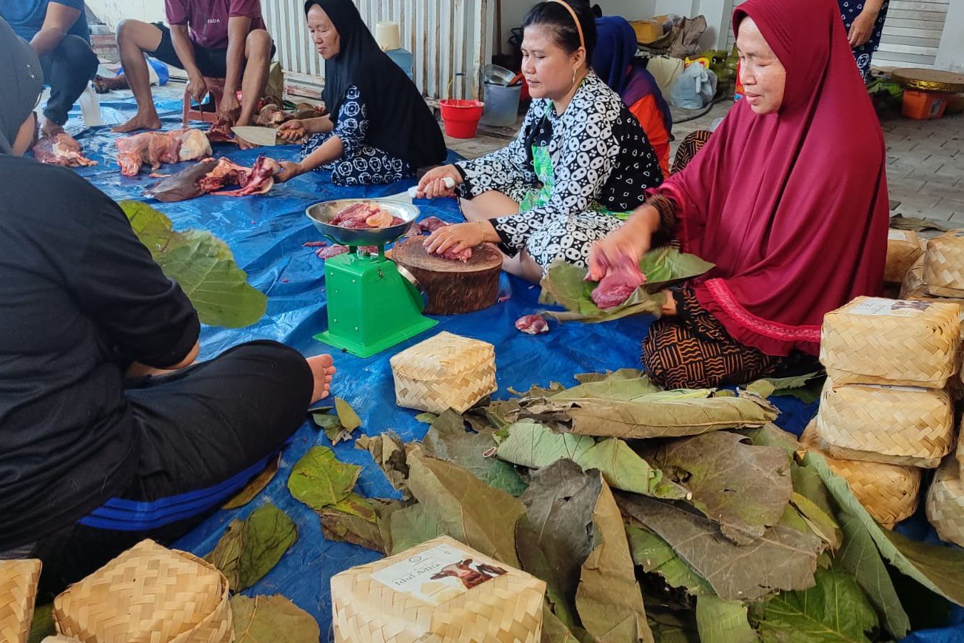 Kompak Bagikan Daging Kurban dengan Kemasan Besek dan Daun Jati