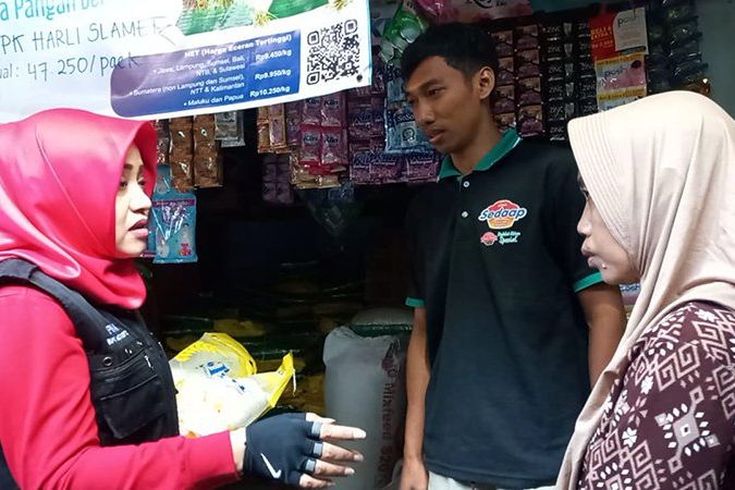 Bupati Mojokerto Meninjau Pendistribusian Beras Bulog di Pasar Mojosari